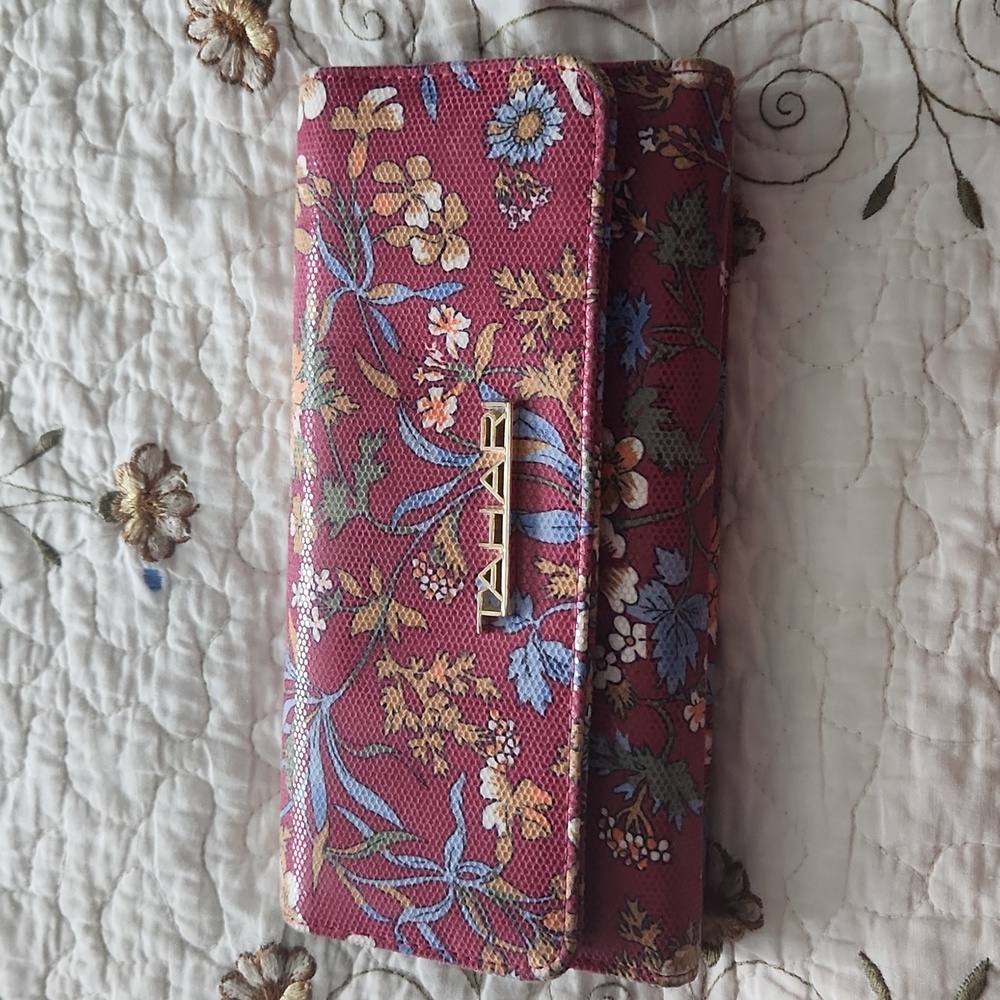 Wallet floral.  Tahari brand